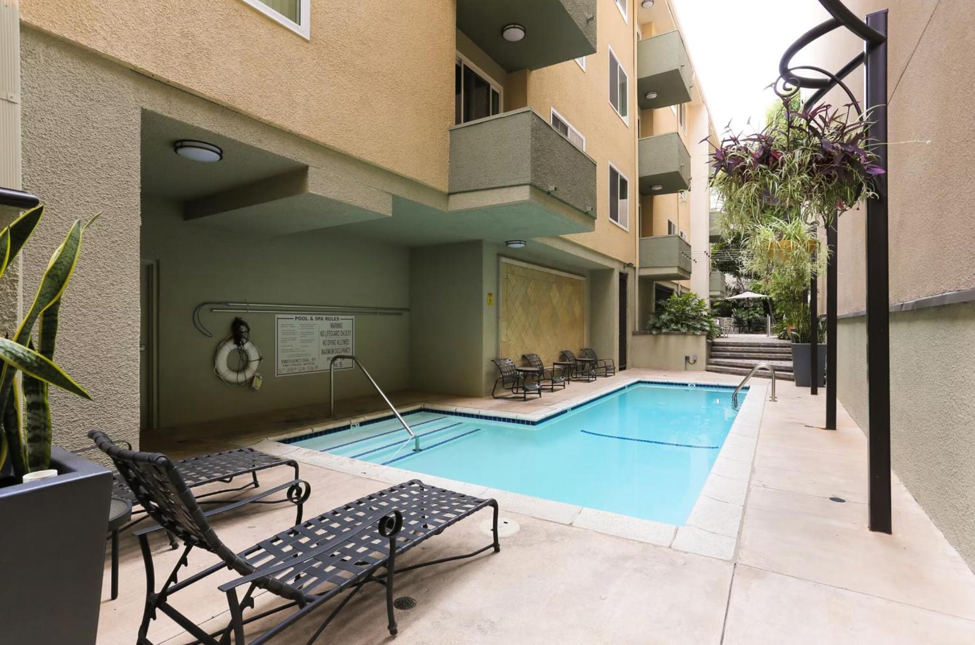 Beverly Hills 2 Bed 2 Bath Penthouse With Den And Parking 414 Los Angeles Exterior photo